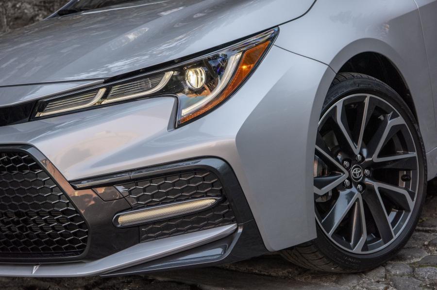 Детали экстерьера Toyota Corolla SE Sedan 2019 года  (NA) (фото 10 из 32)